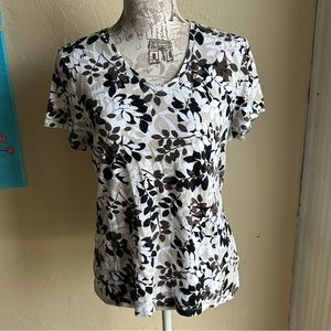 V-neck Tee with leaf design